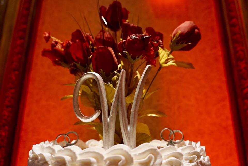 wedding cake with uplighting in michigan